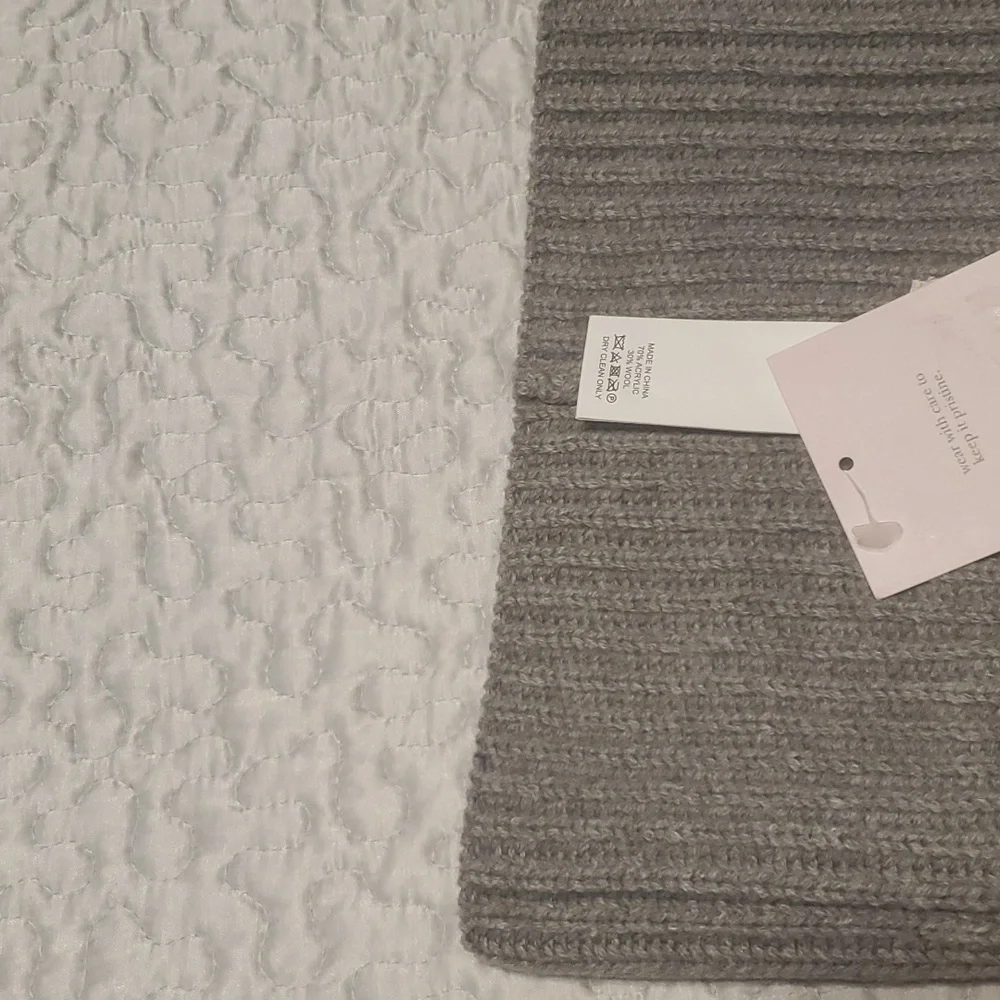 NWT  KATE SPADE  KNIT  BEANIE  WITH  FAUX  PEARLS - Picture 6 of 6